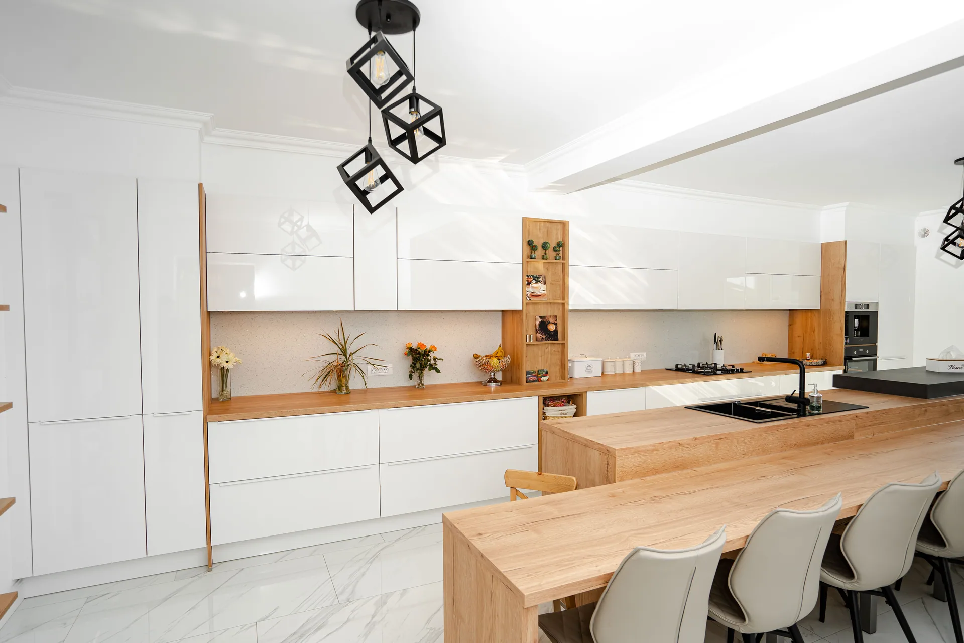 Bucătărie la comandă Lux arctic white cu bar din lemn, Suceava
