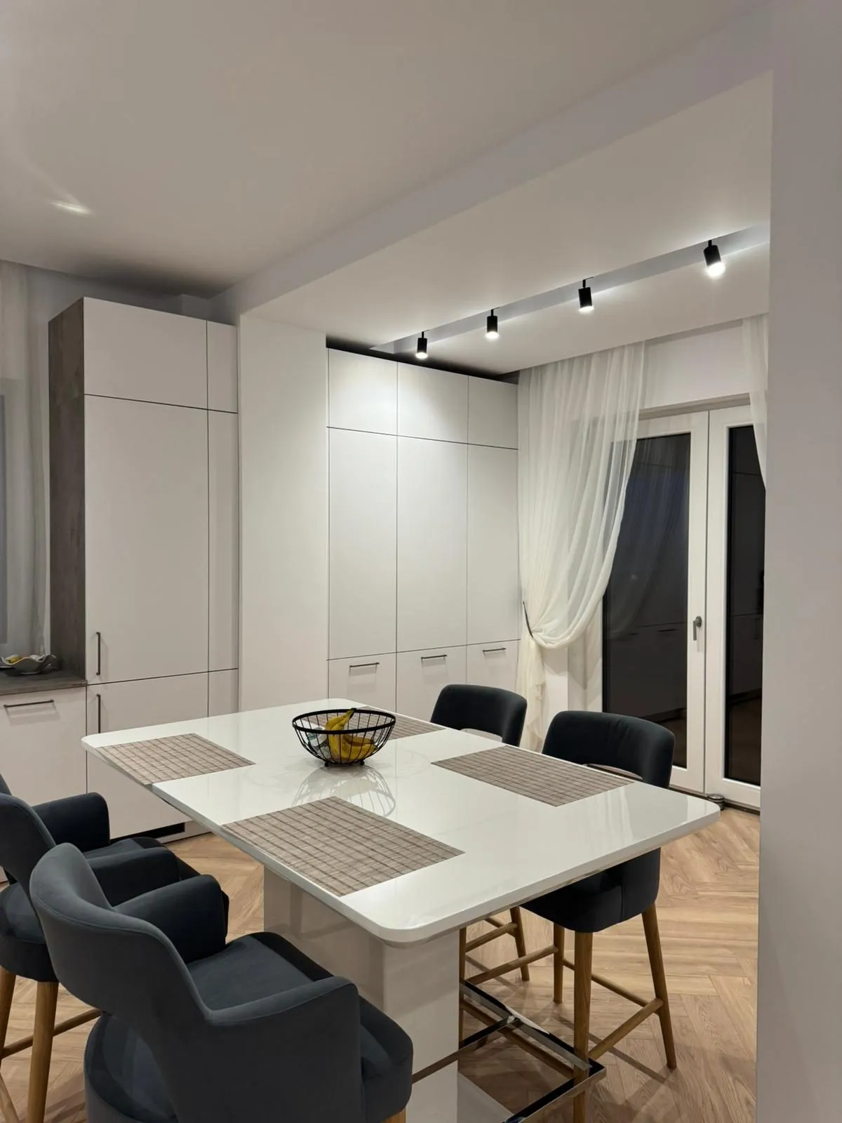 Manhattan Uni arctic white & concrete — masă și perete de coloane