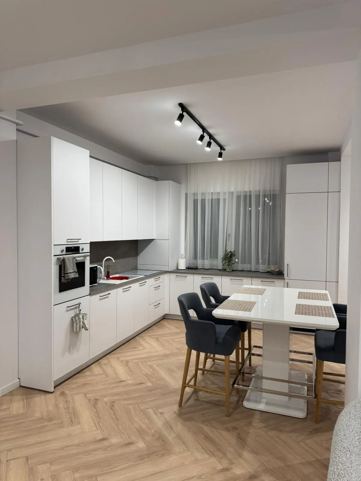 Manhattan Uni arctic white & concrete — zona de gătit și dining