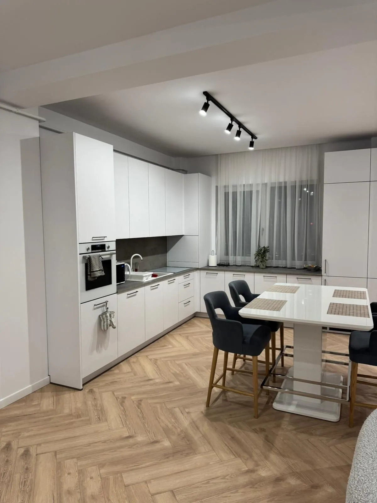 Manhattan Uni arctic white & concrete — bucătărie în L și dining